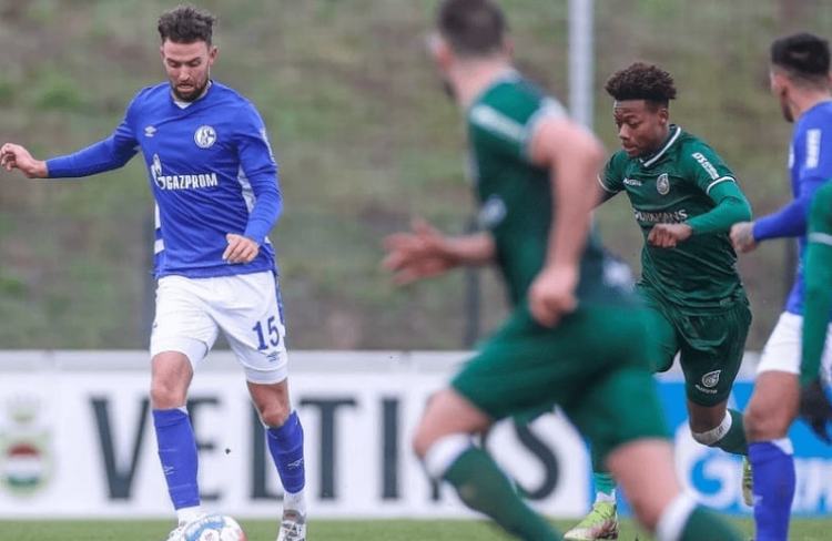 她的表现显 她的表现显